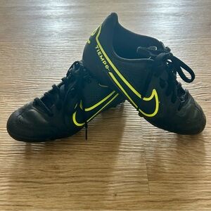 Nike Jr. Tiempo Legend 9 Club MG Soccer Cleats